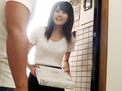 デリヘル嬢に間違われて…引っ越し挨拶に来たのに中出しSEX