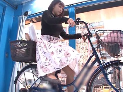 アクメ自転車で大量潮吹きする人妻たち inマジックミラー号｜サンプル1