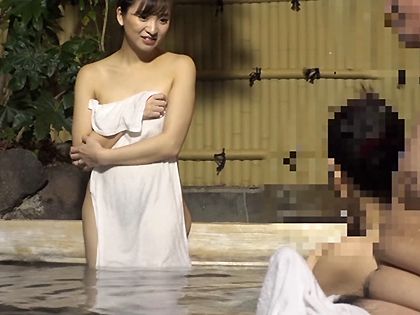 混浴温泉でご近所の奥さんと二人きり!?思わず勃起したら…｜サンプル画像2