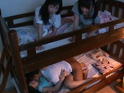 二段ベッドで眠る三姉妹…長女も次女も三女もイタダキマース